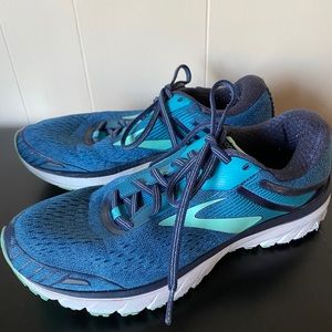Brooks women’s tennis shoes